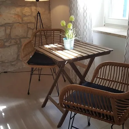 Old Stone Apartment *