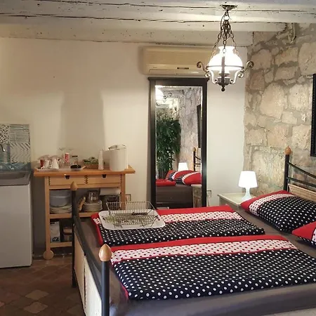 Old Stone Apartment *