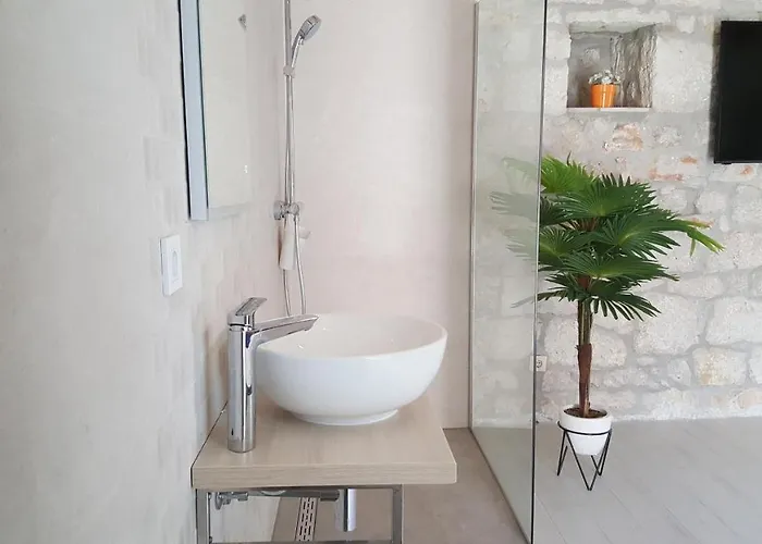 Old Stone Ρόβινι